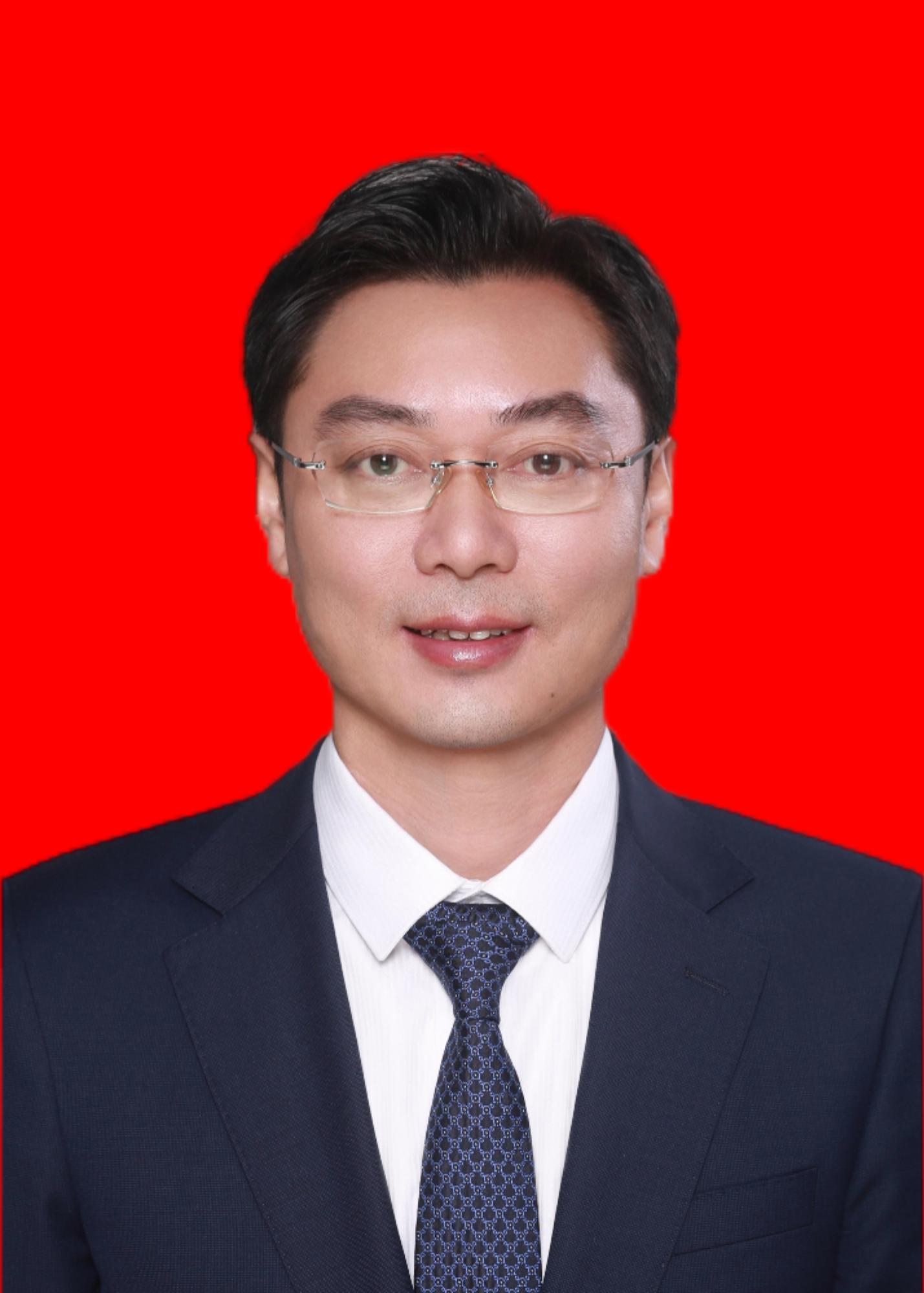 蒋云飞    党支部组织、宣传委员、总经理